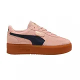 Championes Puma modelo Palermo Elevata, confeccionados en gamuza color rosado con franja lateral en azul marino y suela de plataforma color caramelo.