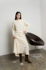 Sweater de punto color crudo, de corte holgado y mangas largas.