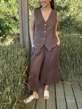 Pantalón capri azul marino de lino, con corte ancho, cintura elastizada ajustable con cordón y terminación con flecos.