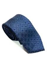 Corbata de seda azul marino con estampado paisley en tonos rosados y blancos.