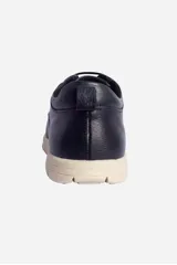 Calzado casual de hombre, color azul marino, con cordones y suela de goma color crema. Confeccionado en cuero.