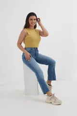 Pantalón de jean de tiro alto, corte ajustado en la cadera y muslos, y acampanado desde la rodilla. Color celeste claro con lavado parejo y terminación desflecada en el ruedo.