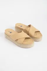 Sandalias color beige con plataforma de yute y tiras cruzadas.