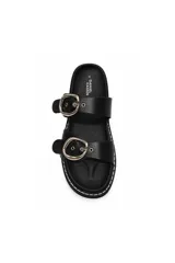 Sandalias de mujer Daniel Cassin modelo Onia, de color negro con dos tiras anchas en el empeine, cada una con una hebilla metálica plateada grande. Presentan costuras blancas decorativas a lo largo de la suela y plantilla anatómica.