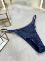 Tanga colaless de encaje azul con laterales regulables y entrepierna de algodón.
