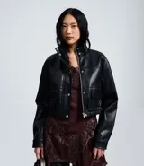 Campera bomber de poliuretano con cuello alto estructurado, cierre frontal con botones de presión, bolsillos utilitarios delanteros y ruedo con elástico para un ajuste cómodo.