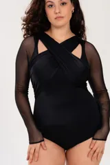 Body negro de lycra con escote cruzado y mangas largas de microtul.