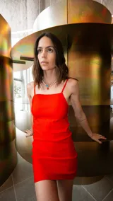 Vestido corto de color rojo confeccionado en bengalina, con corte recto, escote recto y breteles finos regulables.