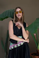 Lentes de sol negros con marco geométrico y patillas gruesas.