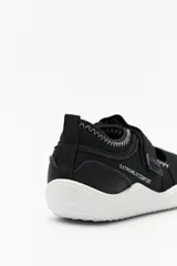 Guillerminas ergonómicas color beige, inspiradas en el calzado barefoot. De suela fina, plana y flexible, sin tacos ni soporte rígido. Cuenta con tira ajustable de velcro.