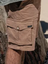 Bermuda cargo de gabardina marrón claro, de corte regular, con bolsillos laterales con solapa y botón.