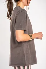 Remera oversize de algodón lavado, color marrón, de manga corta y cuello redondo.