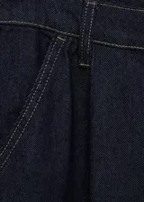 Pantalón de jean estilo wideleg de tiro medio, con pinzas delanteras, cierre de botón y cremallera, y cuatro bolsillos.