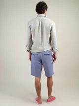 Camisa de hombre marca El Ganso, confeccionada en lino, de corte regular fit, cuello italiano, manga larga con puños simples y logo bordado en el pecho.