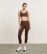 Top deportivo color marrón, sin copa, con escote redondo y breteles medianos.