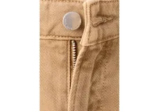 Jeans de corte wide leg y tiro medio en color tostado, con diseño de perneras abuchonadas y bolsillos delanteros simulados.