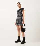 Enterito corto con tirantes finos y estampado a cuadros en tonos blanco, negro, verde y amarillo.