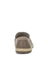 Mocasines de gamuza color taupe, con diseño de antifaz en el empeine, detalles de costuras visibles y suela tipo espadrille con yute trenzado alrededor.