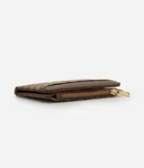 Billetera pequeña de Satinato en color marrón, confeccionada en PU con estampa geométrica y detalles en cuero sintético liso. Cuenta con cierre superior metálico, solapa con botón a presión y placa triangular dorada con el logo de la marca.
