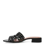 Sandalias de mujer Bottero con taco cuadrado bajo, confeccionadas en cuero blanco con diseño calado en la capellada y puntera cuadrada.