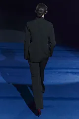 Blazer negro de Zara Woman Collection, con cuello solapa, manga larga con abertura y botones, bolsillos de plastrón en delantero, forro interior a tono y cierre frontal con botones.