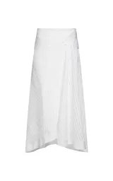 Pollera midi en línea A color blanco con estampado de rayas finas, cintura alta con detalle cruzado en la parte delantera y caída asimétrica con movimiento.