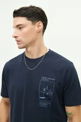 Remera azul marino de manga corta con cuello redondo y estampado frontal de un bodegón enmarcado con texto.