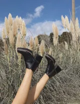 Botín de cuero color marrón con plataforma y taco geométrico.