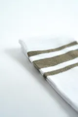 Pack de dos pares de medias estilo crew, un par en color blanco con detalles en verde militar y otro en color verde militar con detalles en blanco, ambas con diseño de rayas horizontales en la parte superior.