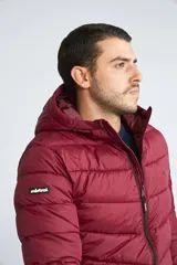 Campera puffer de hombre con capucha, cierre frontal completo y bolsillos laterales. Diseño acolchado con costuras horizontales.