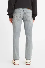 Jean Levi's 511 Slim de hombre, color azul claro con efecto desgastado, tiro medio y corte ajustado.