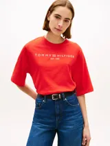 Remera de corte amplio confeccionada en puro algodón de color rojo, con cuello redondo, mangas anchas y hombros ligeramente caídos. Presenta el logo de Tommy Hilfiger estampado en el pecho en color blanco.