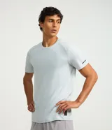 Remera deportiva Get Over de manga corta, color celeste, con cuello redondo y etiqueta aplicada en el dobladillo.