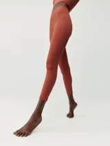 Legging largo 7/8 color terracota, tejido Fit_Tech con tecnología 3D y diseño decorativo en la cintura.