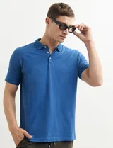 Remera azul con cuello polo y tapeta de dos botones.
