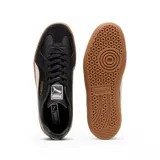 Championes Puma modelo Army Trainer, de diseño retro en color blanco con detalles en verde oscuro y suela de goma color caramelo. Presenta refuerzos de gamuza en la puntera y el logo de la marca en dorado en el lateral.