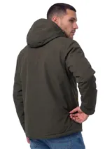 Chaqueta técnica de color verde oliva, diseñada con tecnología Storm Blocker+ para protección contra agua y viento. Cuenta con capucha extraíble y ajustable, cierre frontal impermeable, bolsillo en el pecho y bolsillos laterales con cierres impermeables en contraste amarillo. Incluye aislamiento térmico de poliéster reciclado y ajustes elásticos en capucha y dobladillo.