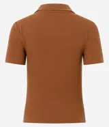 Blusa polo beige de manga corta, confeccionada en tejido canelado de rib de algodón con elastano, que proporciona un ajuste cómodo y una caída ajustada.