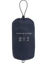 Chaleco azul marino acolchado con relleno de plumón, sin cuello y cierre a presión. Cuenta con el logo de Tommy Hilfiger bordado en el pecho.