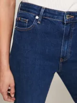 Pantalón de jean azul oscuro, de corte bootcut y tiro alto.