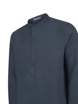Camisa de lino de manga larga color azul navy, con cuello mao y cartera de botones parcial.