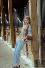 Sweater tejido en hilado 100% algodón con final en flecos y bordados en el escote, con diseño a rayas horizontales en tonos marrón, beige y celeste.