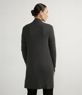 Cárdigan largo de punto color rojo con bolsillos delanteros.