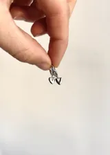 Aros argolla de plata 925 con dije colgante en forma de corazón.