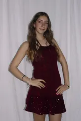 Vestido bordó con escote halter, cuello alto y volado en el ruedo.
