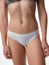 Bombacha tipo colaless de microfibra color blanco con diseño en jacquard. Presenta corte láser para un calce sin marcas y fundillo de algodón.