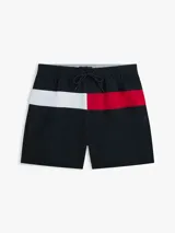 Short de baño Tommy Hilfiger de corte amplio, confeccionado en nailon. Presenta un diseño color block en la parte frontal con los colores distintivos de la marca, cintura elástica con cordón ajustable, dos bolsillos laterales y un bolsillo trasero de ojal.