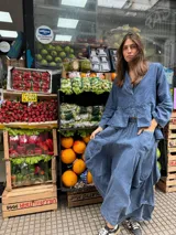 Chaqueta liviana de algodón con efecto denim lavado, cuello sastrero, cierre frontal de dos botones y grandes bolsillos frontales aplicados.