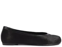 Balerinas estilo Tabi de color negro, confeccionadas en material con textura de pelo, con diseño de punta dividida y ribete de cuero sintético en el borde.