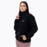Chaqueta de polar tipo sherpa color negro, con cierre frontal de botones a presión metálicos y cuello alto. Presenta un bolsillo en el pecho con solapa de nylon y bolsillos laterales, con puños y cuello elásticos.